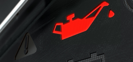 En motoroljelampa på en instrumentbräda