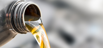 Motorolja hälls ut ur flaskan