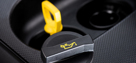 ett påfyllningslock för motorolja som öppnas