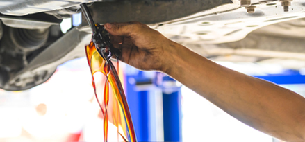 Olja som rinner från bilen ner i en hink