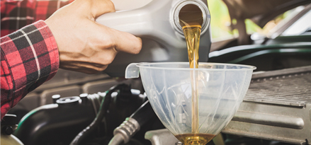 Motorolja hälls genom en tratt