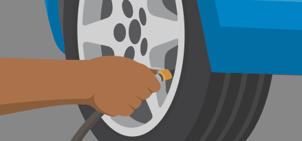 En person pumpar upp däcken på sin bil