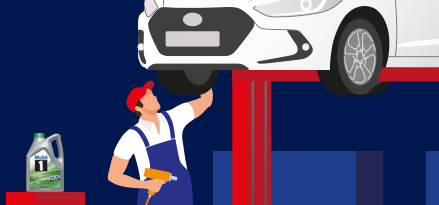 Man servar en bil med mobiltelefon 1