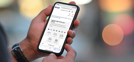 person som tittar på telefonen