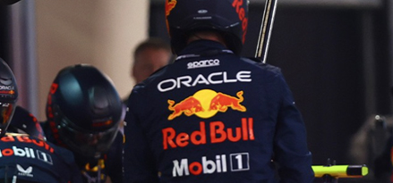 En F1-förare i en Oracle Red Bull Mobil 1-racingjacka