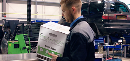 mekaniker som håller mobiltelefonlåda