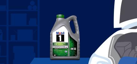 0W-30 syns i bagageutrymmet på en bil